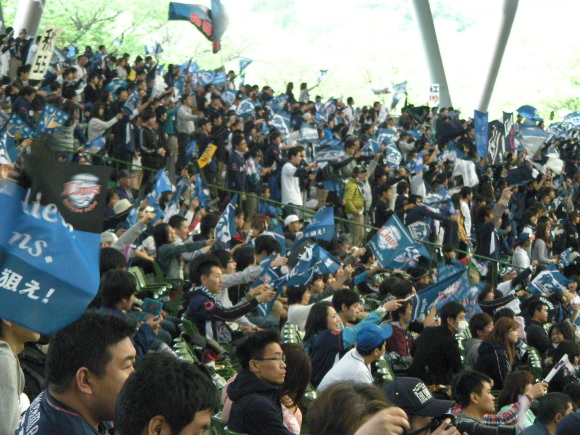 埼玉西武ライオンズファンたちのフラッグの応援